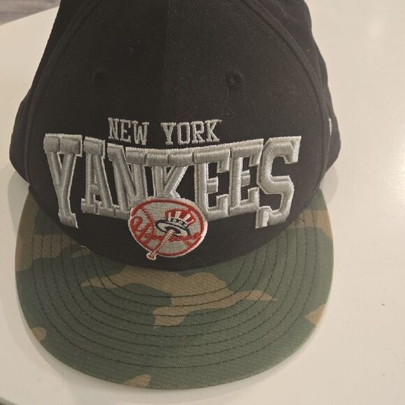 New Era Black and Camouflage New York Yankees Hat - Picture 2 of 6